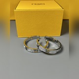 Fendi圖案大号環狀耳環。金色飾面金屬材質。飾有白色小水晶，上耳很大方，簡約好