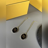 Fendi 芬迪 新款耳環，橢圓形的金屬搭配黑色琺琅，雕刻品牌标志性的logo 