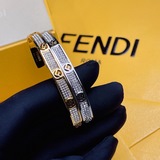 硬質手镯，刻有F is Fendi标識造型裝飾，不可調節大小。钯塗層金屬材質。飾