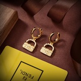 FENDI 芬迪  logo耳釘高端定制  爆款新款 簡單大方 華麗登場 ，很難