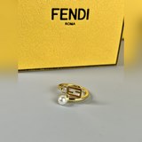 Fendi 芬迪 新款 珍珠 戒指，很簡單，很經典，有标志性logo，開口設計，