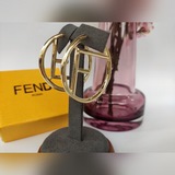 芬迪 FENDI  耳環。FENDI是意大利著名的奢侈品品牌。一直領導時尚潮流，