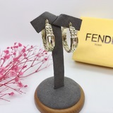 芬迪 FENDI  耳環。FENDI是意大利著名的奢侈品品牌。一直領導時尚潮流，