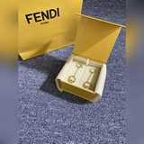 FENDI 芬迪  耳環 高端定制  爆款新款 簡單大方耳釘  華麗登場 ，很難