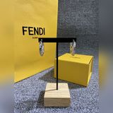 FENDI 芬迪  耳環 高端定制  爆款新款 簡單大方耳釘  華麗登場 ，很難