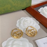 Gucci雙G古馳耳釘 耳勾 作為品牌的标志性元素，運用品牌首字母以别緻的方式呈