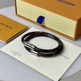 Keep It Double 手镯結合 Monogram Eclipse 和 M