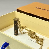LV Flower 項鍊彙聚路易威登經典 LV 字母和 Monogram 花卉，