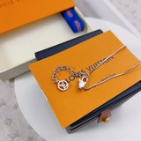 驢家新款 Nano Beads 項鍊以摩登視角重譯經典元素：LV 字母輕巧懸挂，
