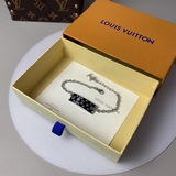 LV本款 Monogram Bold 手鍊可為任意珠寶系列增添華彩。精緻标牌點綴