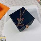 lv colors 吊墜字母彩鑽項鍊此款設計感十足的 lv colors 項鍊
