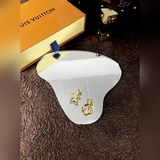 LV 新款 耳釘，本款 IV Flowergram 耳環以不對稱造型诠釋品牌經典