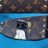 Signature Tab 戒指所屬全新系列援引軍隊标識設計，将 LV 字母醒目