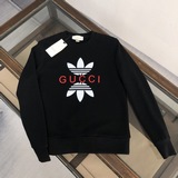 新款上架  adidas x Gucci聯名系列，承載着時裝經典的亮點。符合當今