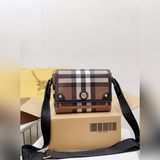 BURBERRY（原單貨）巴寶莉專櫃最新款單肩斜挎包實用耐久的亞麻布采特殊亞麻材