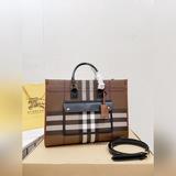 巴寶莉/burberry 購物袋 這款真的是太好看了吧 你們千呼萬喚的款 怎麼背