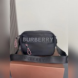 折疊禮盒尺寸：22*16cm Bur 21ss巴寶莉 相機包手袋内設卡位！