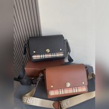 BURBERRY（原單貨）巴寶莉專櫃最新款單肩斜挎包實用耐久的亞麻布采特殊亞麻材