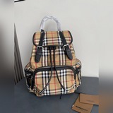 巴寶莉雙肩包每一季Burberry總要做一件爆款來提升知名度，順便帶動整個品牌的