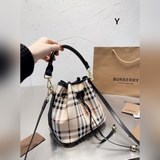 BURBERRY巴寶莉專櫃經典水桶包實用耐久的輕便PVC進口面料 手感超好 四季