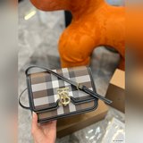 配折疊盒子 巴寶莉TB 豆腐包，TB專屬标識鎖扣設計包包，沒有過于繁複的設計，簡