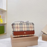禮盒包裝BURBERRY TB标識鍊條單肩包 時尚圈必備品Get起來 新款郵差