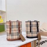 BURBERRY（原單貨）巴寶莉專櫃經典水桶包實用耐久的 Canvas 格紋水桶