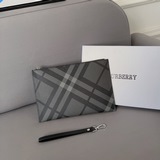 Burberry 巴寶莉印花手拿包手袋 手包 采用精湛鑲嵌細工，實物拍攝 原廠