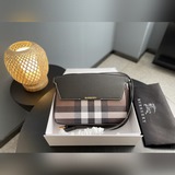 burberry/巴寶莉新款格子裝飾皮面拼接Catherine格紋腋下斜挎