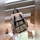 冬天的第一支包|巴寶莉雙肩包整個包方方正正，複古又可愛，簡直太适合秋天了吧不