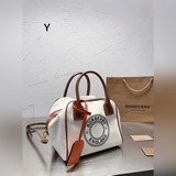 Burberry越來越文藝了 很久沒有巴寶莉有這樣心動的感覺了之前也隻見過官宣照