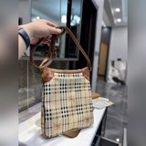 巴寶莉/burberry 經典氣質斜挎包 這款真的是太經典啦 你們千呼萬喚的款 