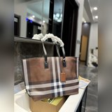 上巴寶莉/burberry 經典氣質大牌購物袋 這款真的是太經典啦 你們千呼萬喚