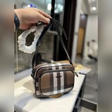 （折疊禮盒）巴寶莉B家新格紋相機包 精巧的包款，采用生物基格紋面料制成，搭配可