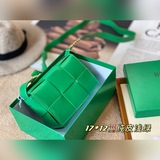 禮盒頭層皮size：17*12cmBv  6格新品手袋 CASSETT