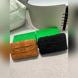 配盒子 Bv高級 Cassette手袋 翻毛皮編織豆腐包 新款，簡潔的線條，街頭