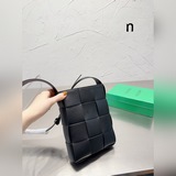 Bottega Veneta BV女包Loop斜挎包 小水桶包 尺寸22 16c