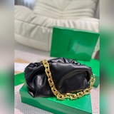 配盒子 The Chain pouch DL将BV爆款雲朵包再度升級，搭配大鍊條