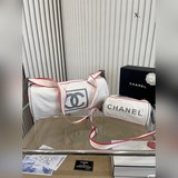 香奈兒尼龍保齡球包很輕便Chanel設計也很簡約耐看尺寸：35 16 16
