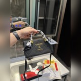 （禮盒包裝） 香奈兒新款大熱單品，在配飾上的選擇上就是最近很火的小包包 不僅能
