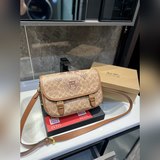 （禮盒包裝）蔻馳的郵差包一直是熱門包型 新出的配色更是吸睛 簡潔百搭 簡直是上