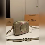 (配盒)size：20×14Coach 蔻馳新款相機包香槟金配色絕了，真
