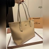 (配盒)size：33×28COACH 蔻馳新款購物袋容量超大，超能裝