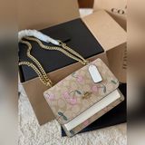 禮盒包裝蔻馳專櫃同款Klare風琴包！斜挎包！海報款經典永不過時的款式哦！頂級