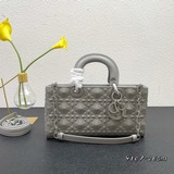 Lady獨家定制 Dior 七格磨砂新品立體淩格紋牛皮革翻蓋式手袋，搭配鍊條。U