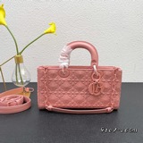 Lady獨家定制 Dior 七格磨砂新品立體淩格紋牛皮革翻蓋式手袋，搭配鍊條。U