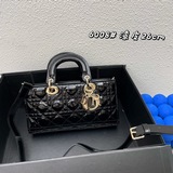 配盒子，漆皮 藤格紋，這款 lady d-joy 手袋诠釋了 dior 對典雅和