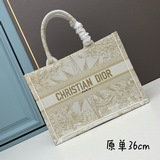 【Di0r Book Tote】多數人消費奢侈品牌首先想到的是買實用型的經典款