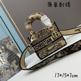 新款配盒子這款 Lady D-Lite 手袋将經典優雅的氣質與 Dior 品牌的