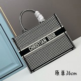 【Di0r Book Tote】多數人消費奢侈品牌首先想到的是買實用型的經典款